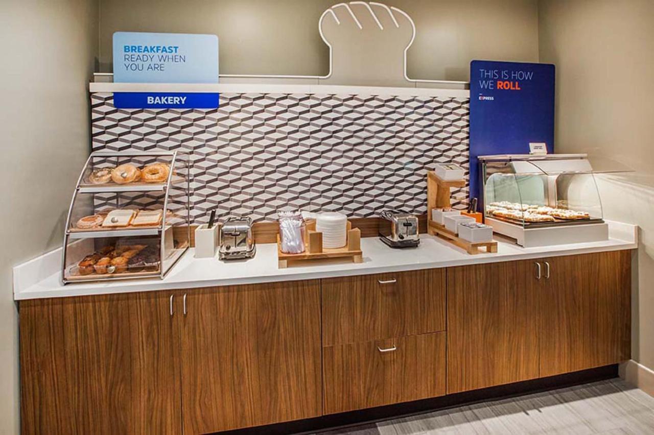 Holiday Inn Express Hotel And Suites Lincoln Airport By Ihg Eksteriør billede